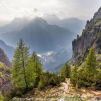 Il sentiero del Rù de Porta sembra precipitare verso Alleghe